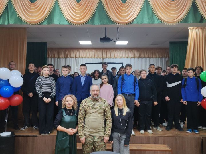 О долге, отваге и патриотизме: открытый диалог с бойцом СВО в Мензелинском сельхозтехникуме