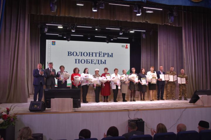 На заседании Совета Мензелинского района были вручены награды от руководства республики и района