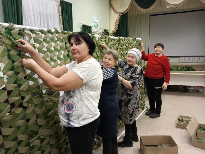 Маскировочные сети:  жители села Старое Мазино помогают бойцам СВО