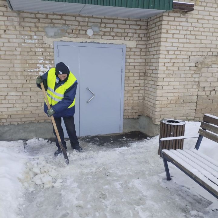 Работа мензелинских дворников начинается рано утром, когда большинство людей еще спит