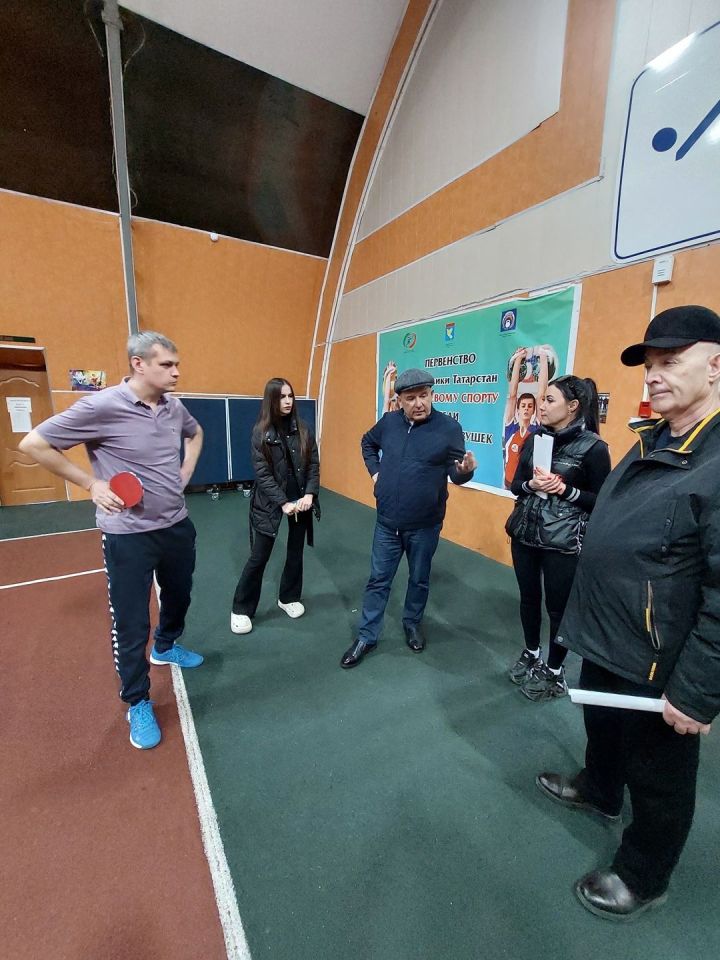 Минзәлә районы башлыгы Айдар Салахов спорт мәктәпләренең киләчәге турында фикер алышты