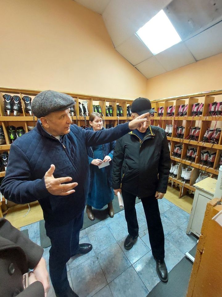 Минзәлә районы башлыгы Айдар Салахов спорт мәктәпләренең киләчәге турында фикер алышты
