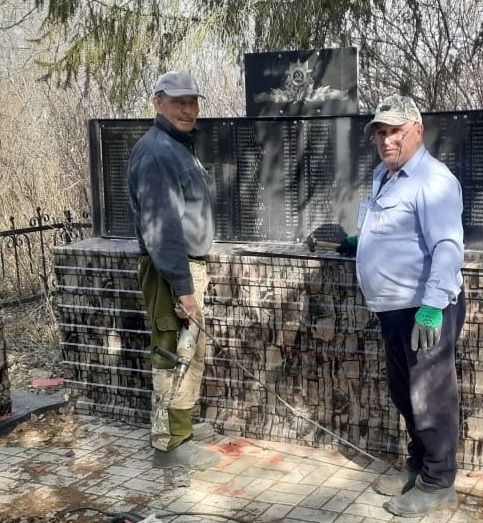 Хамза Лотфуллин и Разиф Каримов обновили обелиск в Иркеняше за день