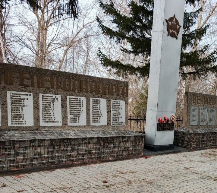Хамза Лотфуллин и Разиф Каримов обновили обелиск в Иркеняше за день