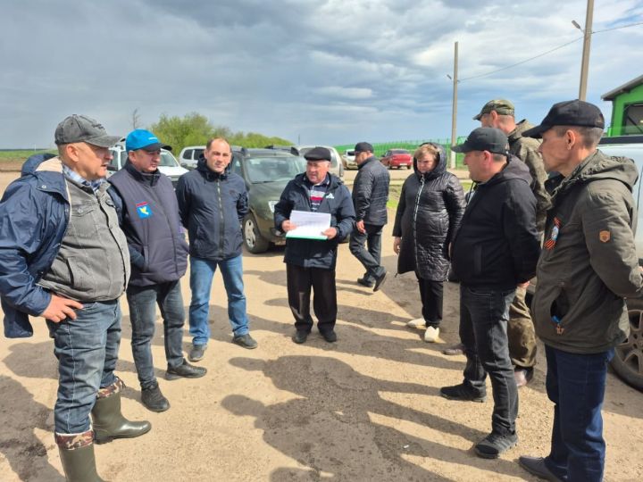 Айдар Салахов вместе с руководителями хозяйств, главами сельских поселений обсудил предстоящие задачи.