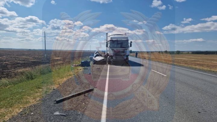 Два человека погибли в результате столкновения трех автомобилей