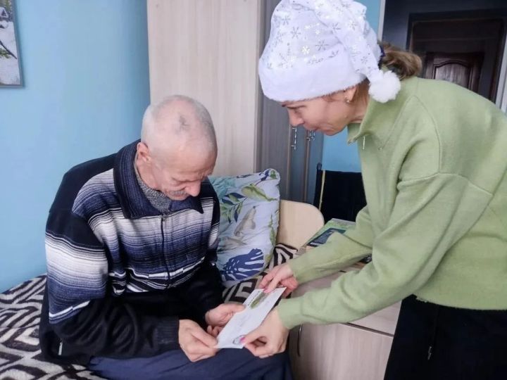Жители Мензелинского дома-интерната получили именные письма от волонтеров