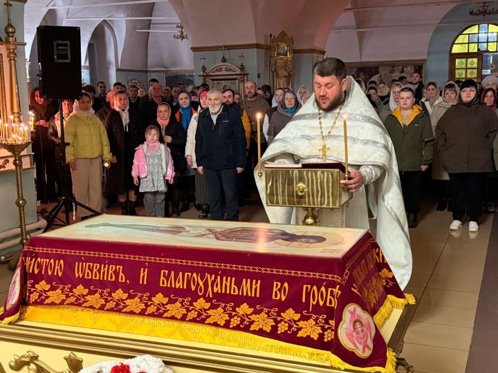 Пасхальная ночь в Мензелинске: сотни верующих встретили Светлое Христово Воскресение
