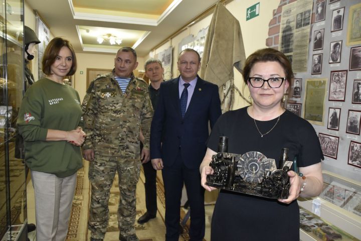 Депутат Госдумы Альфия Когогина передала уникальную композицию из гильз в музей Мензелинска