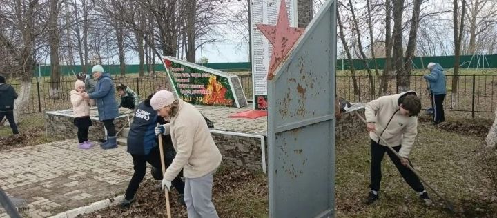 Субботник у памятника героям ВОВ: школьники Аюской школы благоустроили мемориал