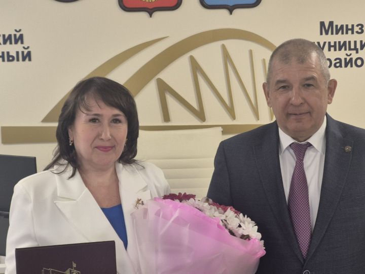 Минзәлә районы башлыгы Айдар Салахов җитәкчеләргә дәүләт бүләкләре тапшырды