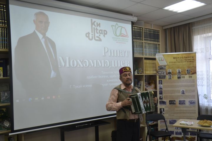 Язучы Ринат Мөхәммәдиев Минзәләдәге укучылары белән очрашты