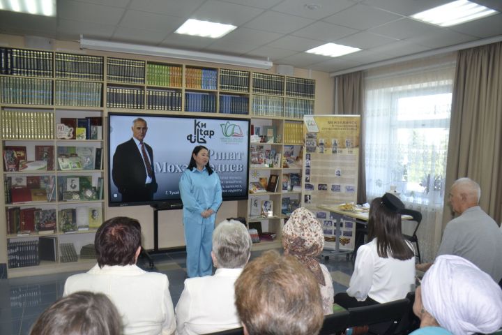 Язучы Ринат Мөхәммәдиев Минзәләдәге укучылары белән очрашты