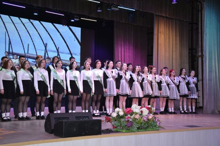 26 май көнне Минзәлә районы мәктәпләрендә 9 нчы һәм 11 нче сыйныфны тәмамлаучылар өчен соңгы кыңгырау яңгырады