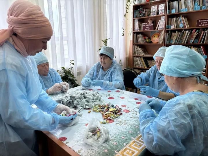 Тепло души — защитникам: акция «Поддержим своих» прошла в Аюской сельской библиотеке