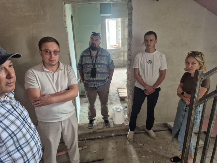 Минзәлә районы башлыгы ятимнәр өчен төзелүче йортлардагы эш барышы белән танышты