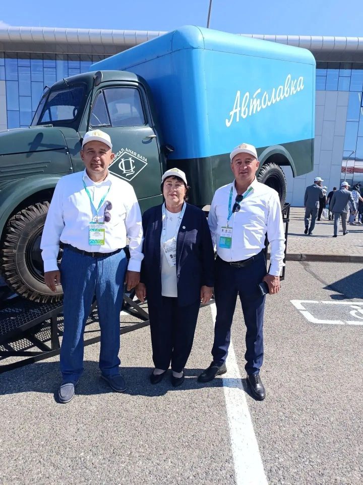 Рөстәм Миңнеханов Минзәлә районыннан Фаил Зыязовка мактаулы исем тапшырды