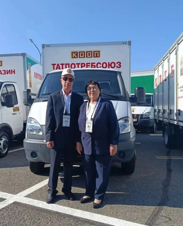 Рөстәм Миңнеханов Минзәлә районыннан Фаил Зыязовка мактаулы исем тапшырды