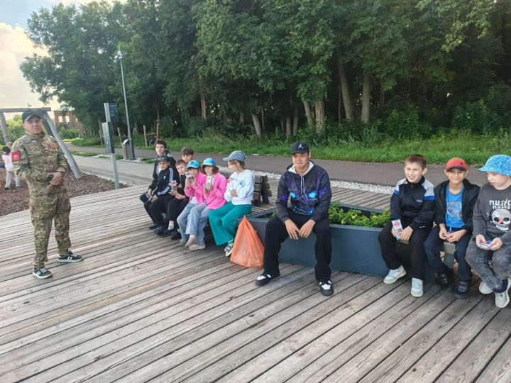 Хәрби хәрәкәтләр ветераны тернәкләндерү үзәгендә тәрбияләнүчеләр белән очрашты