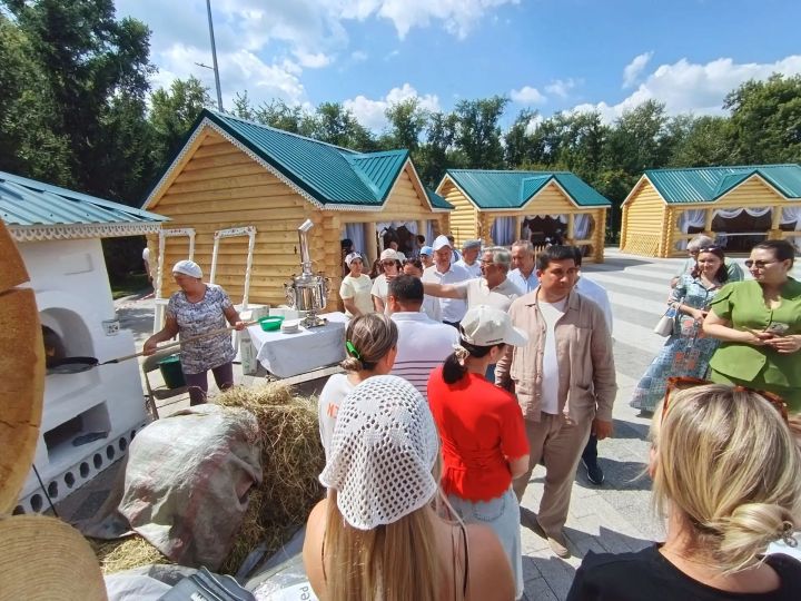 Васил Шәйхразыев Петропавловск шәһәрендә Минзәлә районы делегациясе күргәзмәсен карады