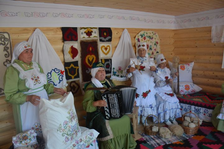 Минзәлә делегациясе Казахстандагы Сабантуйда татар мәдәнияте белән таныштырды
