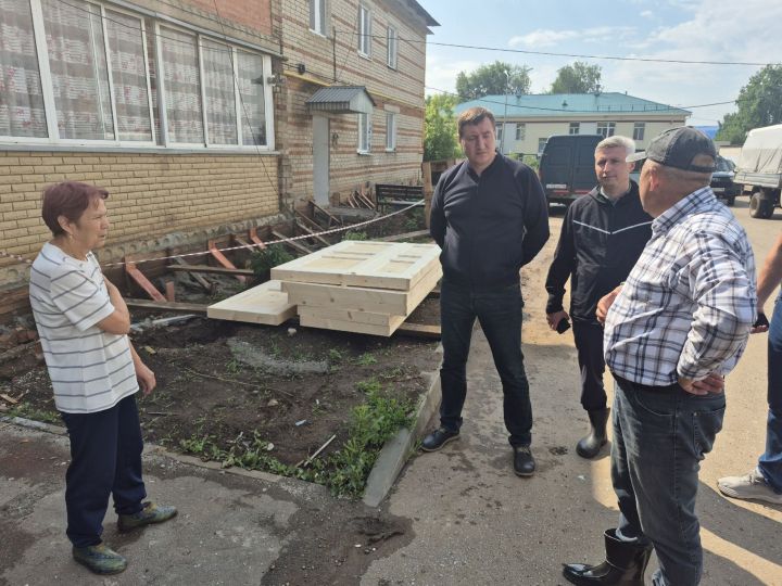 Минзәлә районы башлыгы капиталь төзекләндерелүче йорттагы эшчәнлек белән танышты