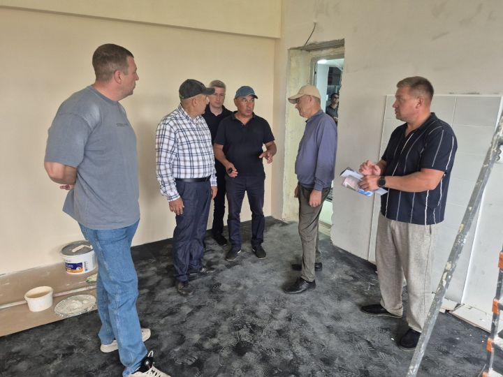 Николай Степанов җитәкләгән төзүчеләр Минзәләнең боз сараена яңа сулыш өрә