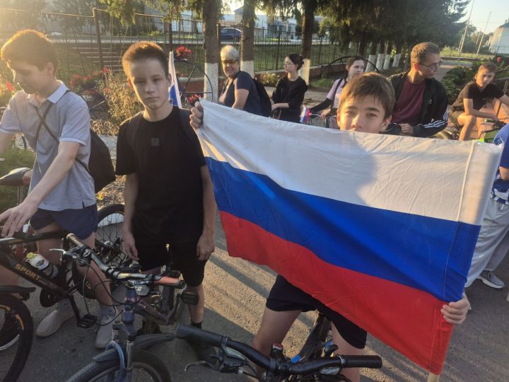 Минзәләдә Россия флагы көненә багышланган велойөреш булды