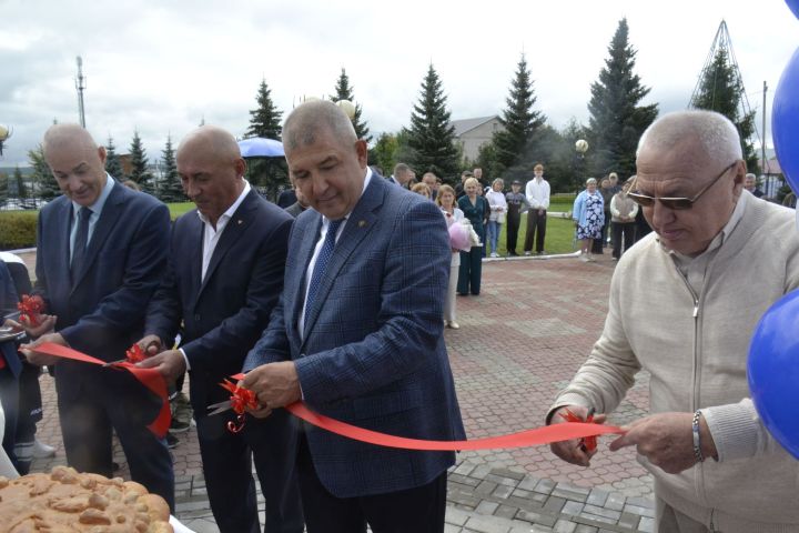После капитального ремонта в Мензелинске открылся ледовый дворец
