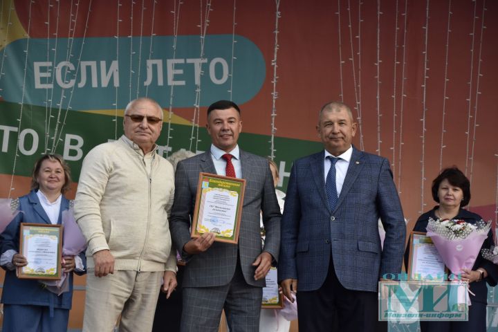 В Мензелинске наградили победителей конкурса «Самый красивый цветник» и «Мой цветущий дом»