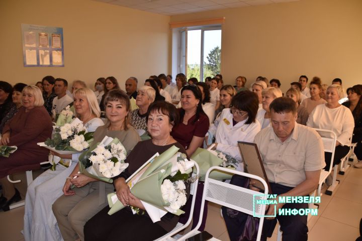 Девять специалистов здравоохранения Мензелинска удостоены Доски почёта РТ