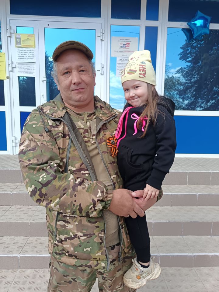 Ветеран боевых действий Артур Мирзахметов проголосовал вместе с четырёхлетней дочерью
