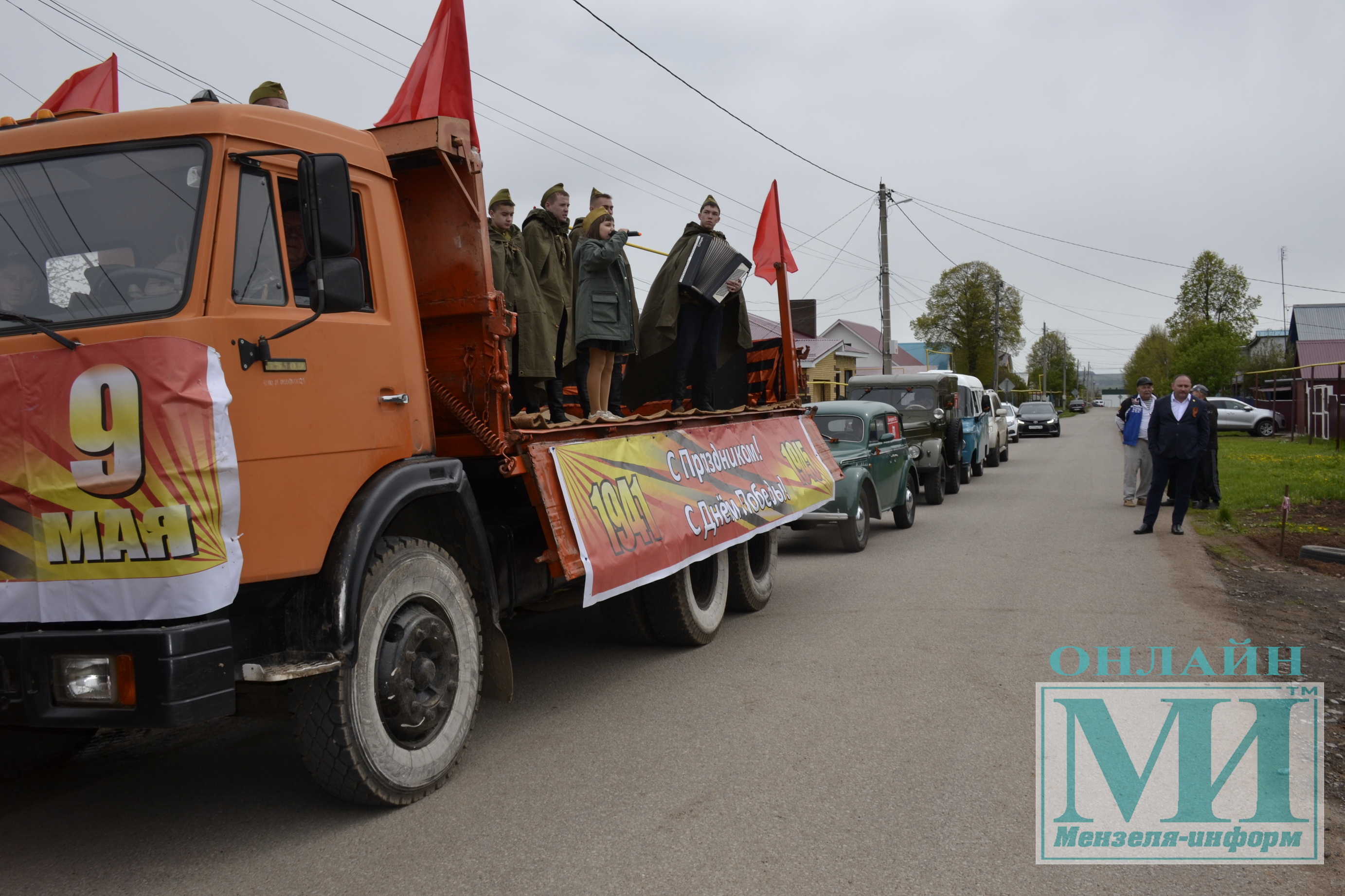 В Мензелинске фронтовая агитбригада поздравила ветеранов с Днем Победы