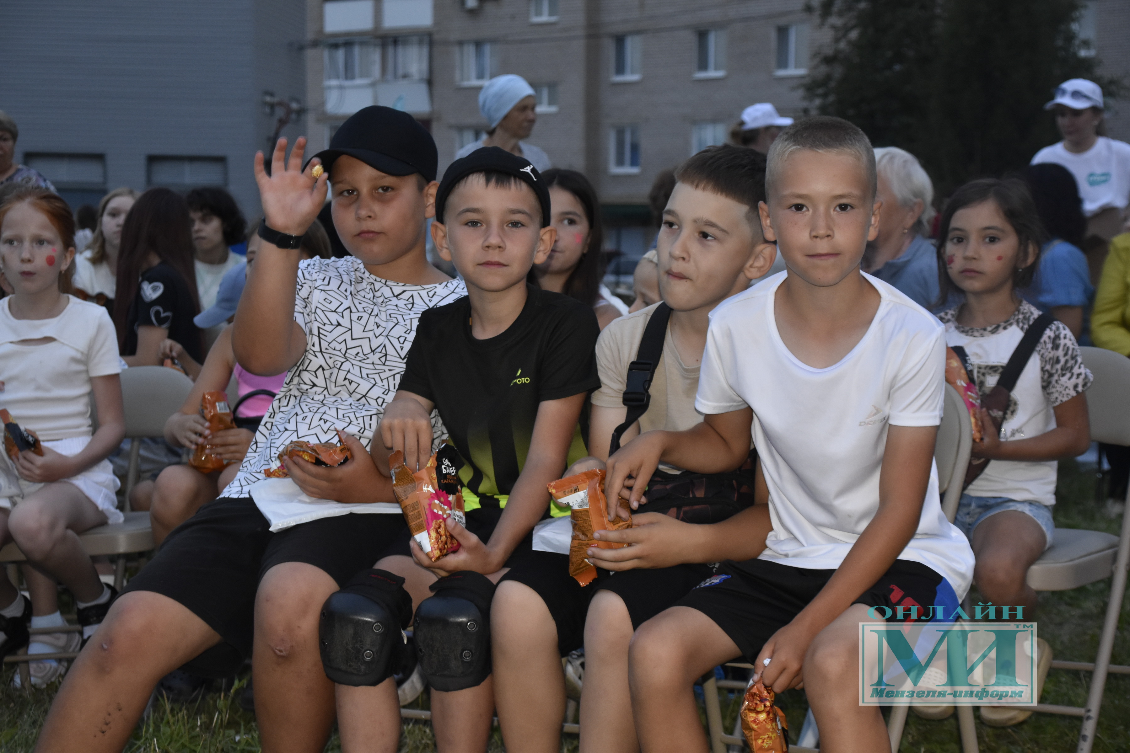 Детям раздали попкорн