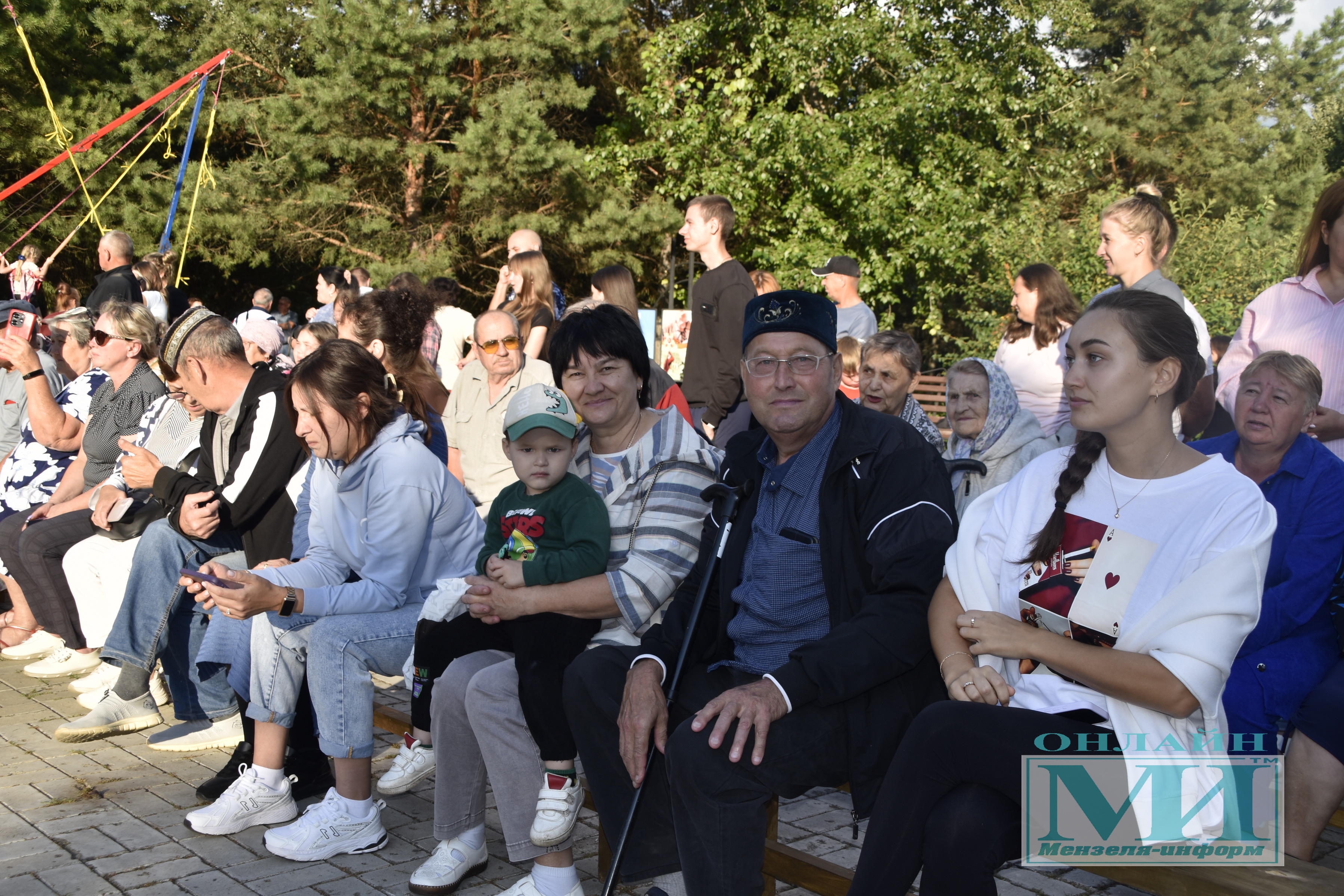 На празднике жителей было много 