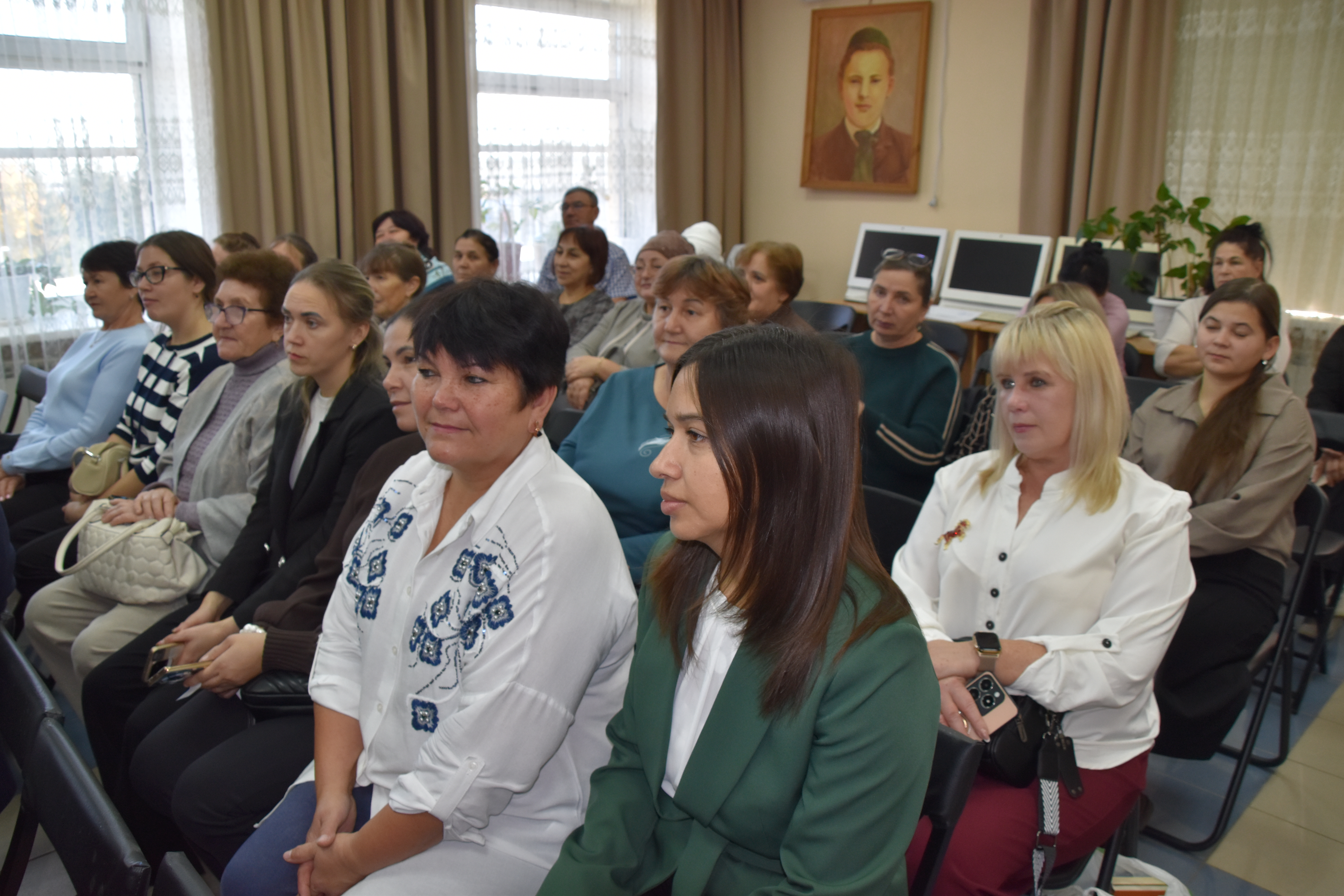 В центральной библиотеке Мензелинска состоялась встреча работников сельских библиотек с руководителем «Штаба татар Москвы» Рустэмом Ямалеевым