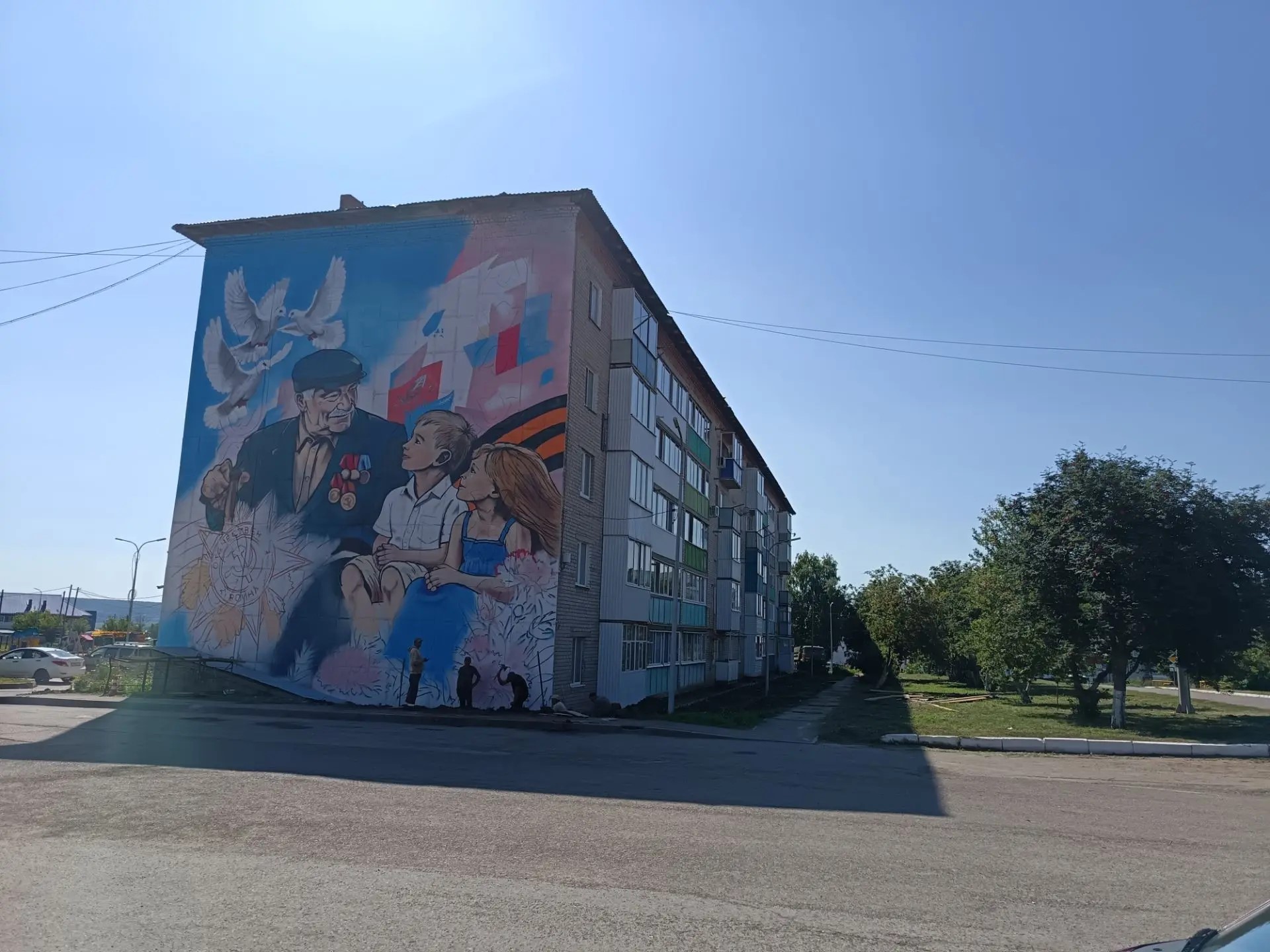 Каждый день художник проводил по восемь часов на высоте, создавая новое украшение города.