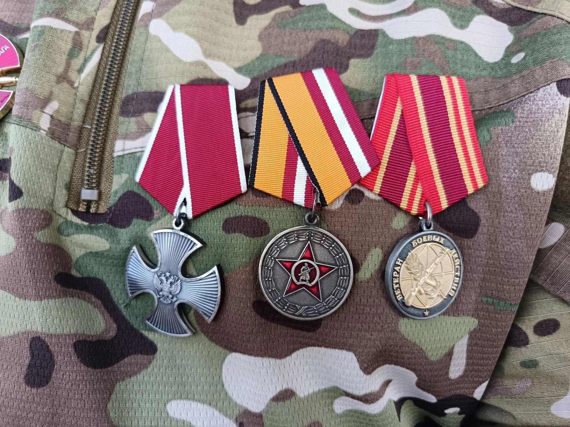 Боевые награды украшают грудь бравого бойца