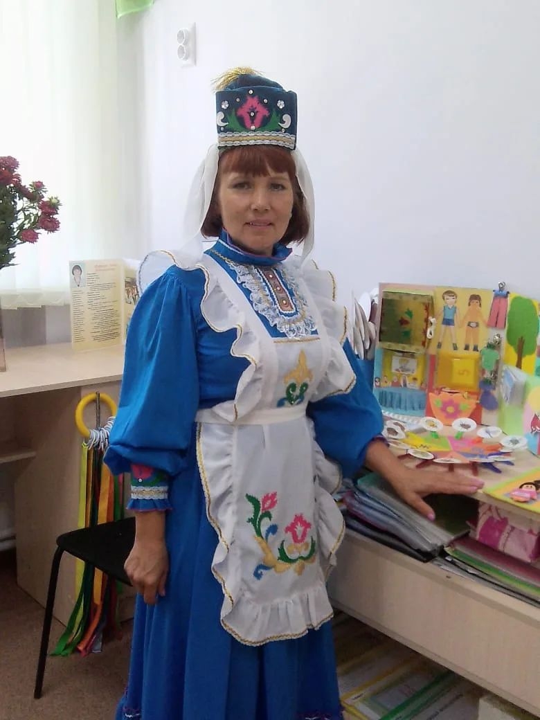На праздники воспитательница сценарий пишет сама