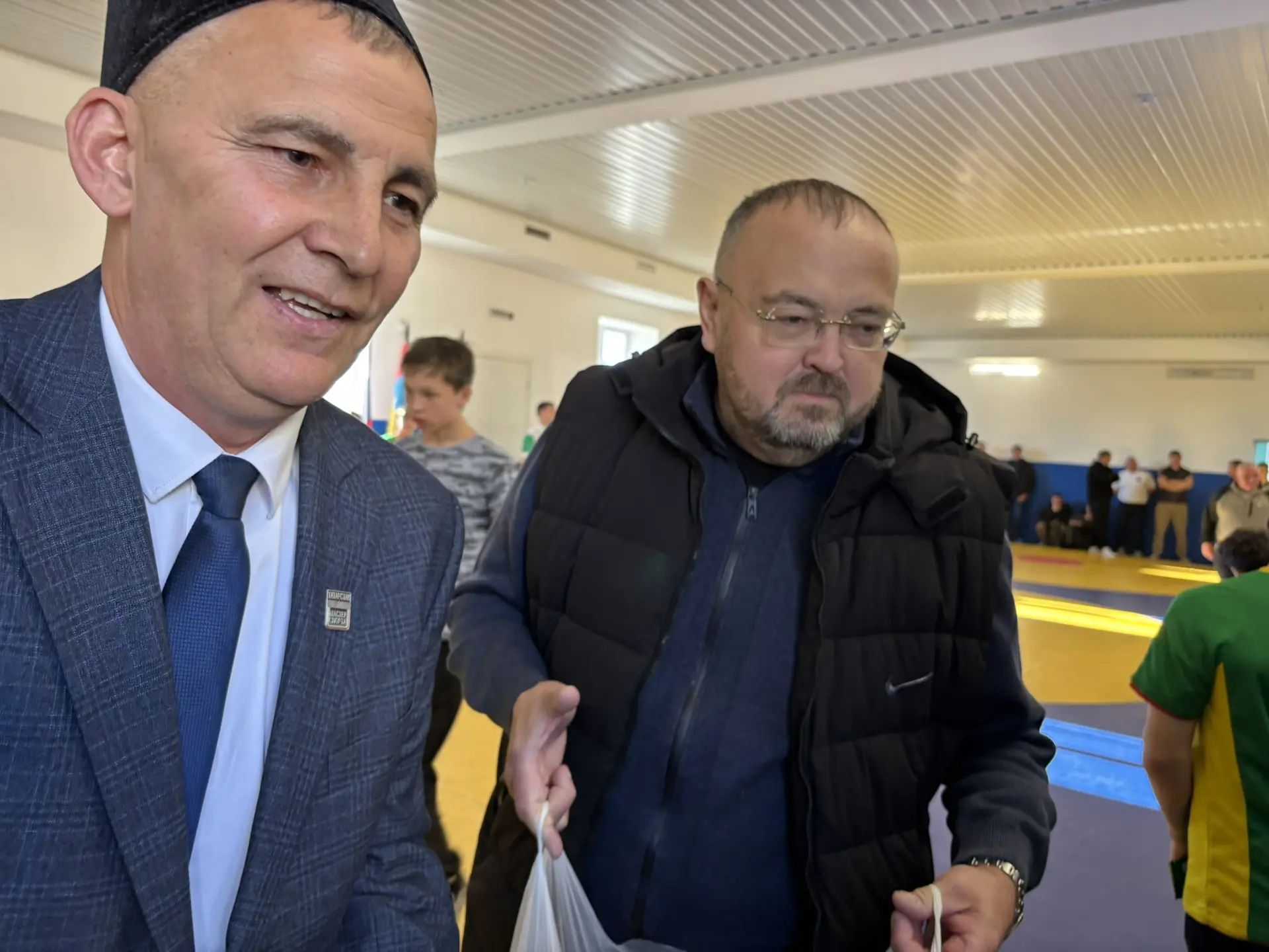 Егор Юдин раздаёт шоколад 