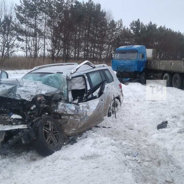 Один человек погиб и двое пострадали в массовом ДТП с грузовиками на трассе в Татарстане