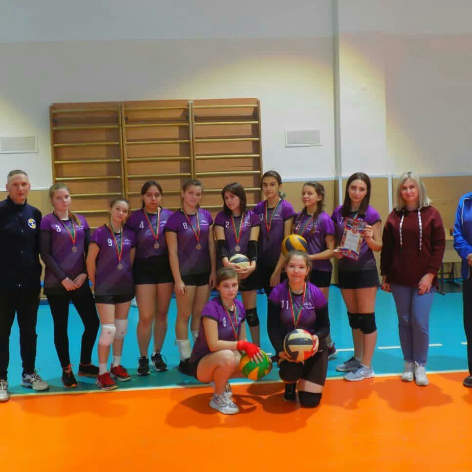 В Мензелинске прошли соревнования по волейболу среди девушек школ и ССУЗов