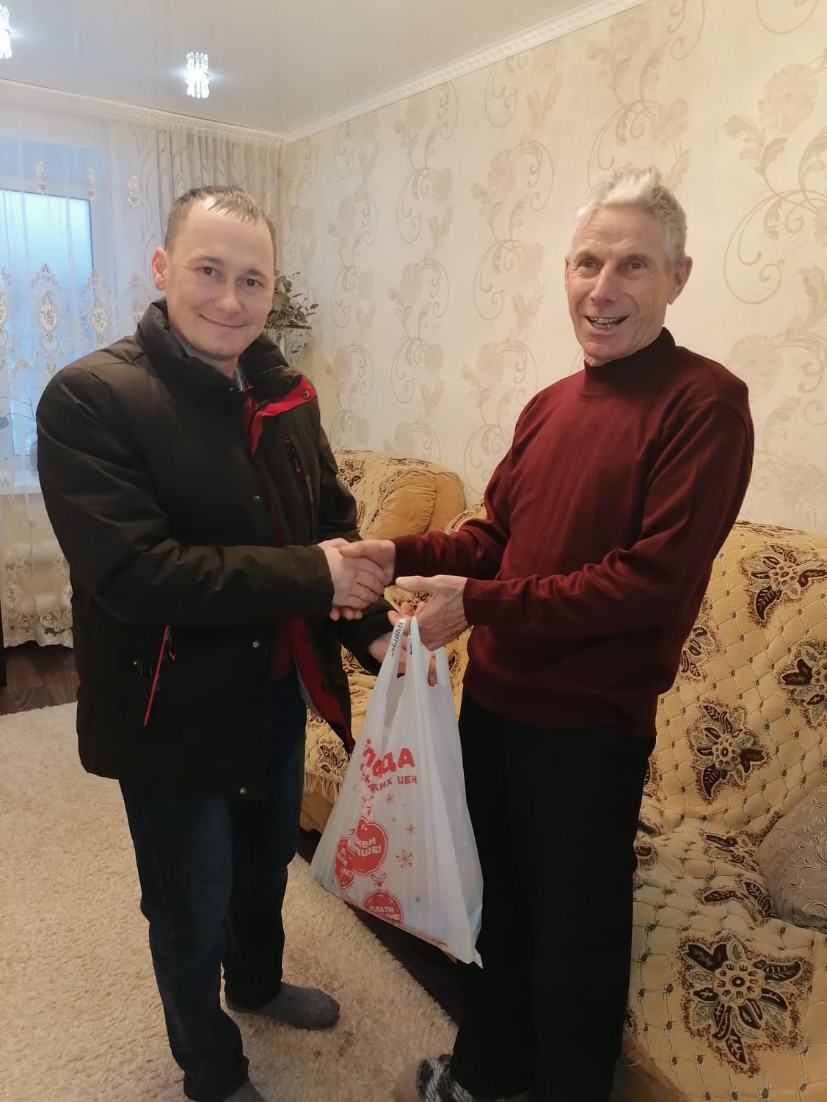 Депутаты Юшадинского поселения раздали подарки