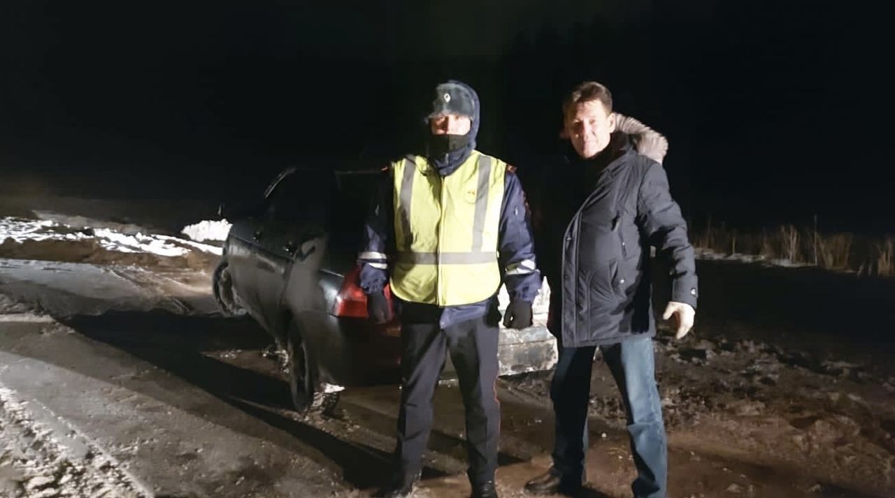 Автоинспекторы Татарстана помогли автолюбителю освободить автомобиль из снежного плена