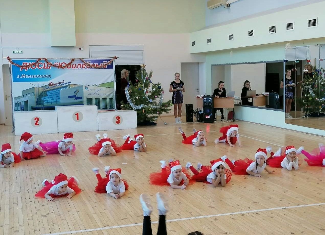 В Мензелинске состоялось соревнование по аэробике на призы Деда Мороза и Снегурочки
