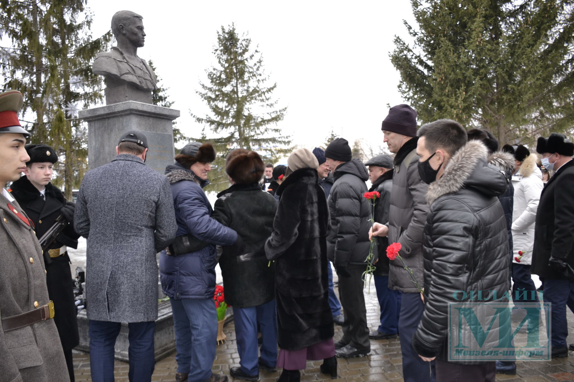 В Мензелинске возложили цветы к памятнику поэту-герою Мусе Джалилю
