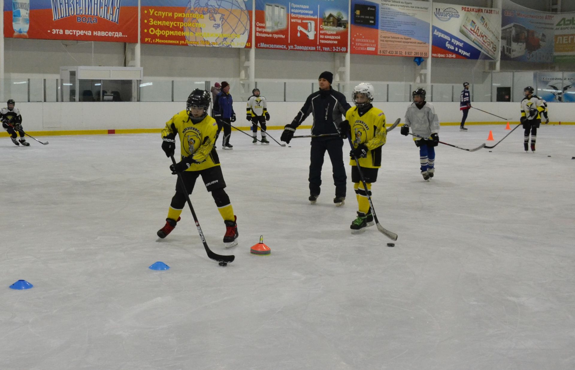 Игроки «Нефтехимика» провели тренировку для юных хоккеистов в Мензелинске