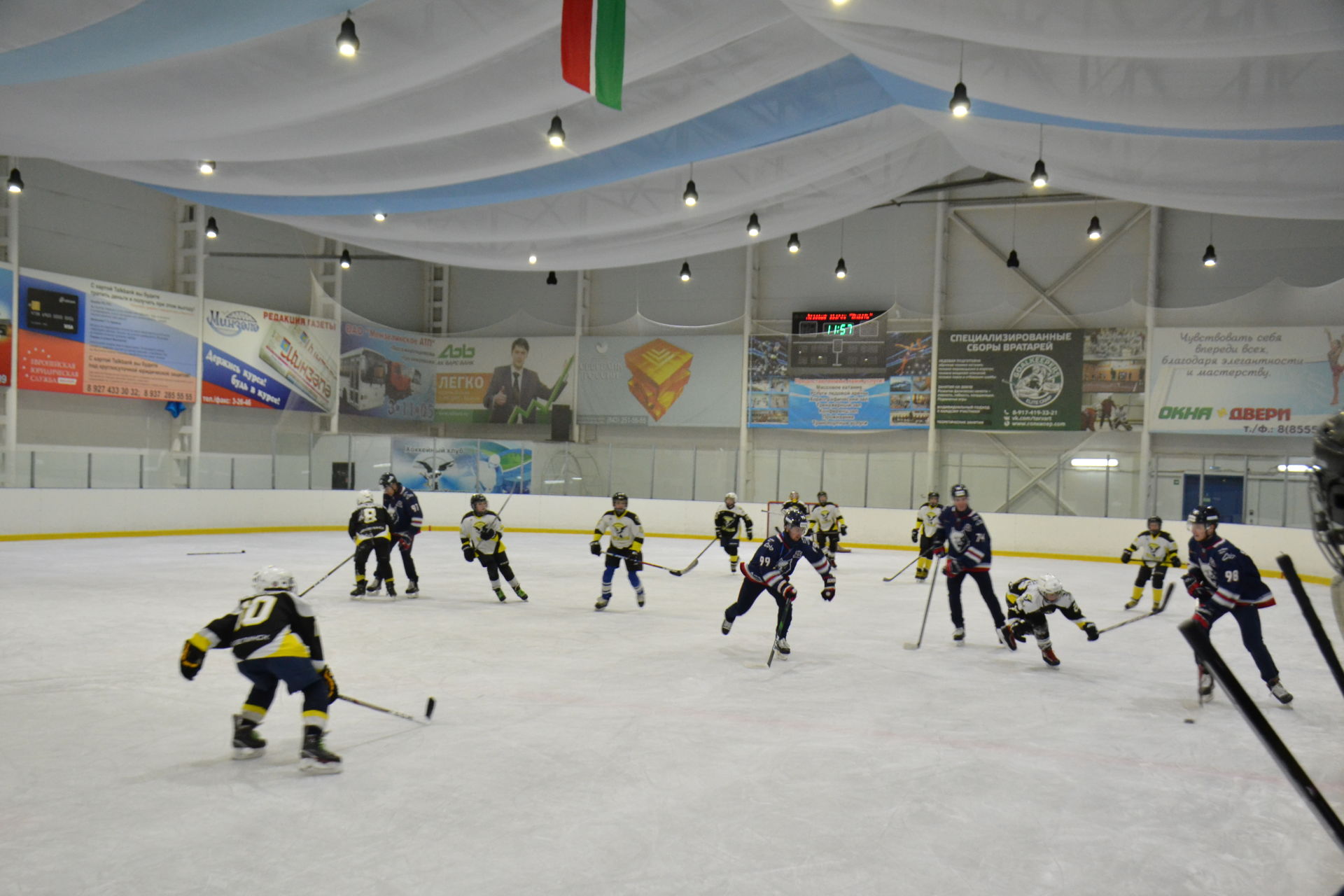 Игроки «Нефтехимика» провели тренировку для юных хоккеистов в Мензелинске