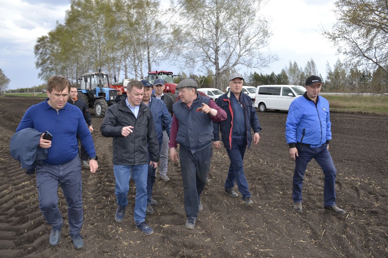 Министр своими глазами убедился, что сев проводится с использованием высоких технологий