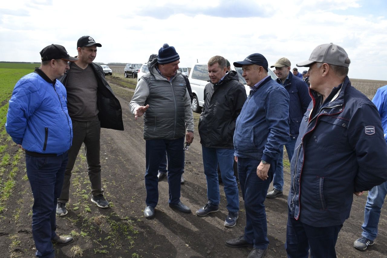 Министр своими глазами убедился, что сев проводится с использованием высоких технологий